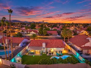 Zona residencial amb cases, una piscina i un pati ben il·luminat.