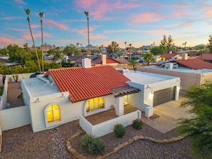 A residential area with houses featuring red-tiled roofs, a white exterior, and a small garden area with a pathway. - NEW Sonoran Sol Modern Pool Oasis Near Kierland (Scottsdale)