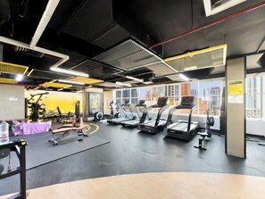 A gym with treadmills, weight machines, and exercise mats. - Luxury1BR in Downtown/Next Dubai Mall & Burj Khalifa (Dubai)