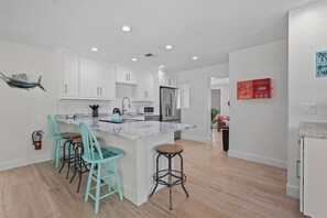 Room - Beach Cottage Close to the Beach Pet Friendly (Indian Rocks Beach)
