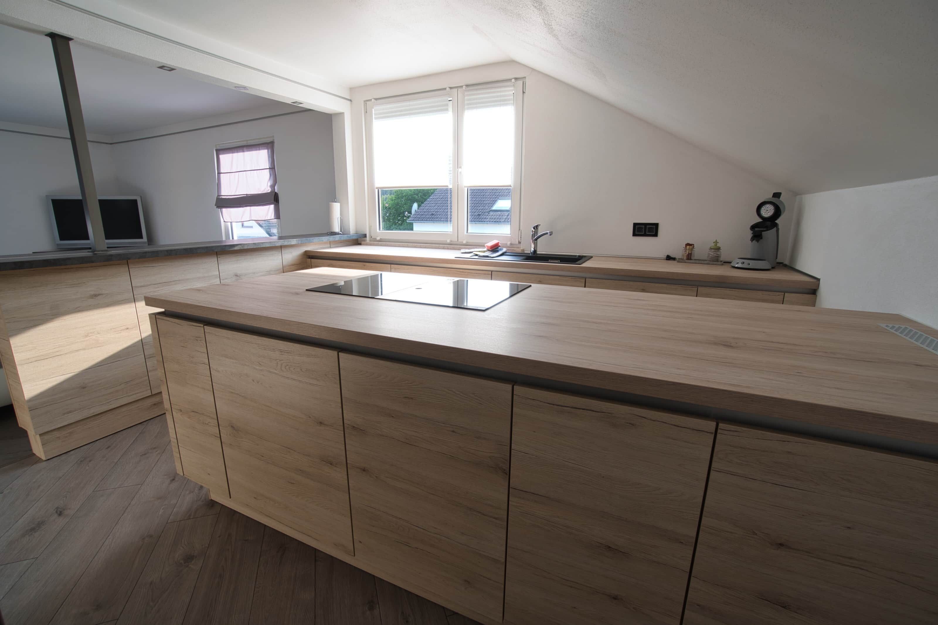 Eine moderne Küche mit einer Holzausziehtheke, einer integrierten Spüle und einem Fenster für natürliches Licht.