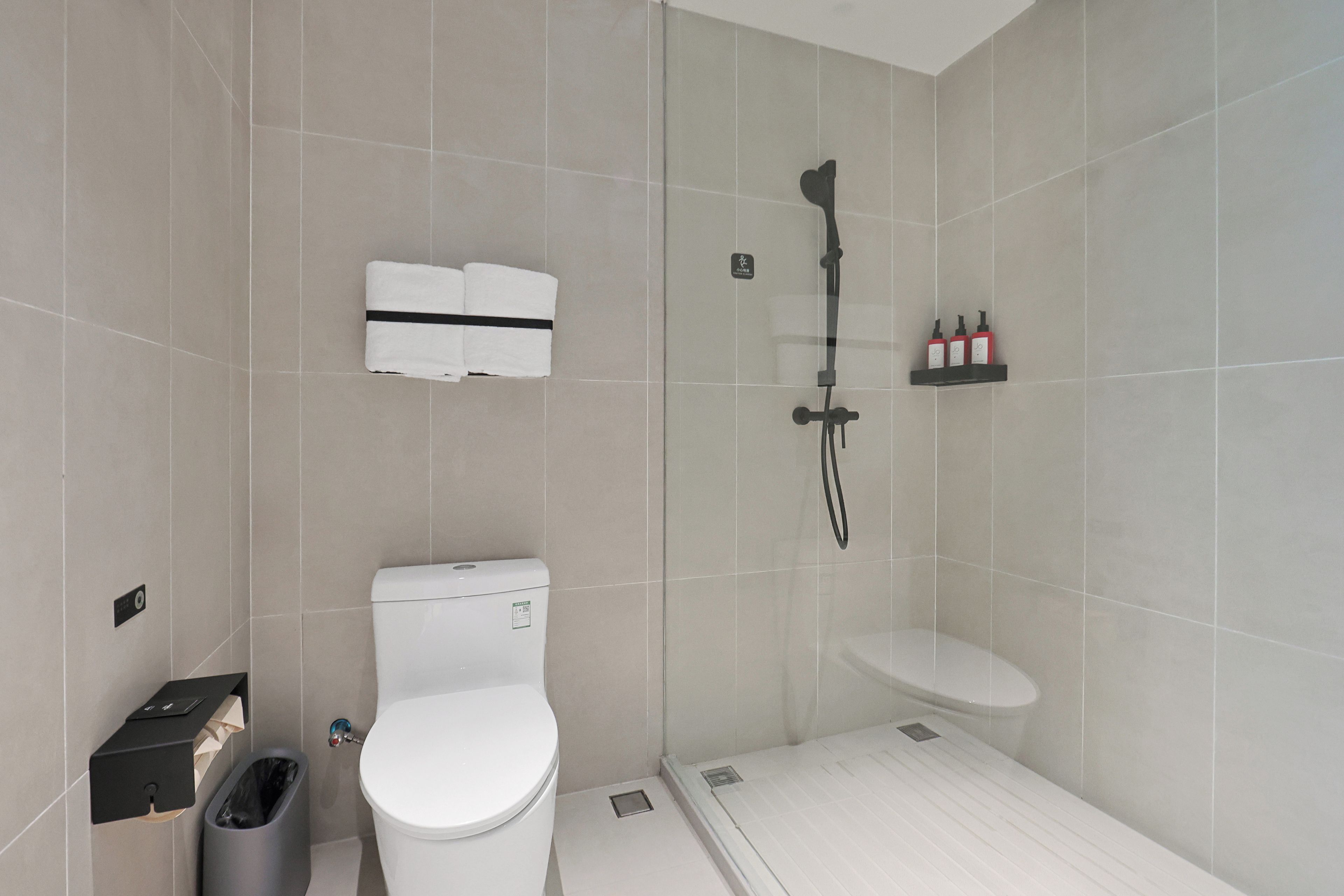 Un baño moderno con inodoro, bidé y ducha.