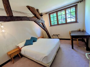 A bedroom with a bed, a wooden desk, and a window. - Family home between the Loire Valley and Sologne (Lailly-en-Val)