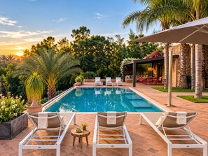 A swimming pool with lounge chairs and a patio area. - Villa Malika Private Luxury Villa Marrakech (Marrakech)