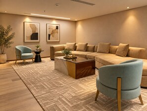 Una sala moderna con un sofá seccional, una mesa de centro, un sillón azul y una planta en maceta.