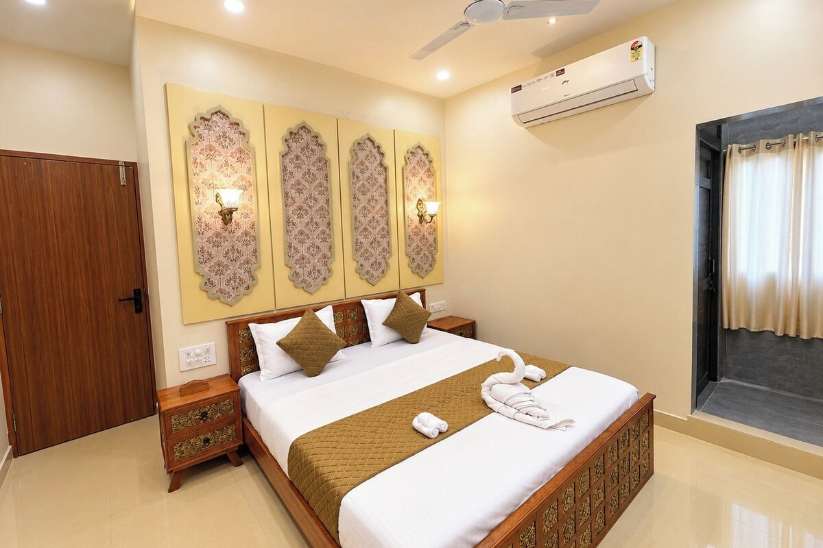 Deluxe Double Room | Laptop workspace, free WiFi