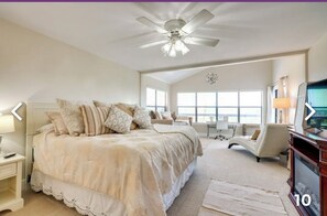 Room - Canyon Lake Retreat with Balcony and Lake Views (Canyon Lake)