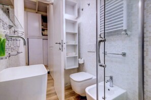 Ein modernes Badezimmer mit Dusche, Toilette und Waschbecken.