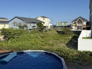Un barrio residencial con casas, piscina y jardín.