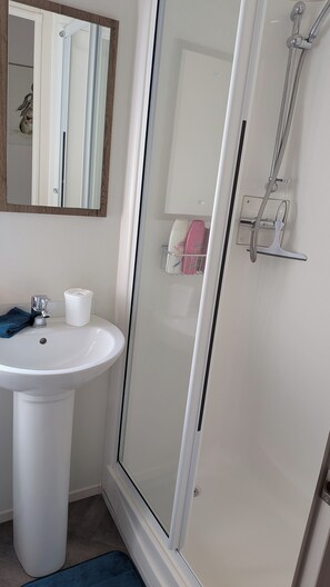Unclassified image, 2 of 20, button - Caravan Sleeps 6 With Access to Indoor Pool (Dunbar)