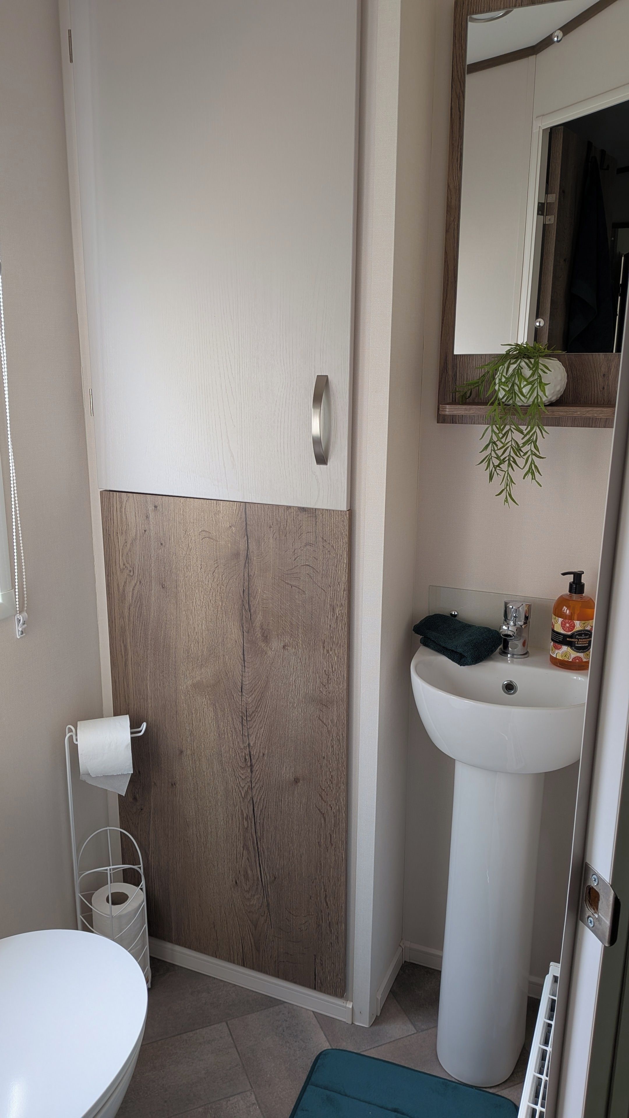 Une salle de bain comprenant des toilettes, un lavabo et un espace douche.