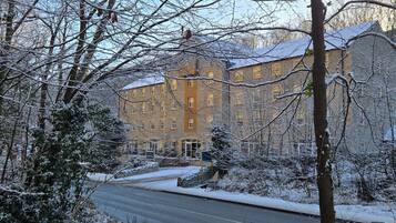 Un edificio con varias ventanas y un paisaje cubierto de nieve.
