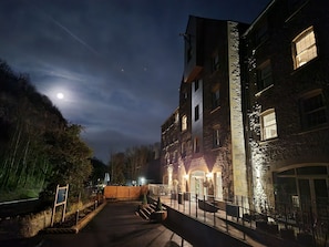 Bagian depan properti - sore/malam