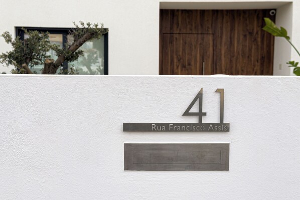 Contemporary curb appeal—bold 41 signage and warm wood front door - Villa 41 Faro Airport | Studio 1 | King Bed | Early/Late Check-in (Faro)