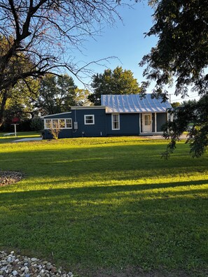 Exterior - Something Blue: New-to-market 2-bedroom peaceful retreat (Nevada)