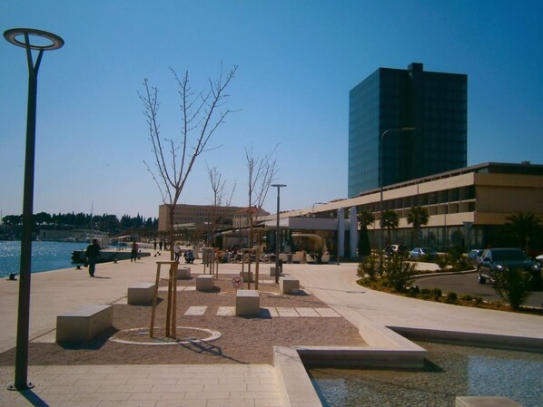 صورة غير مصنفة، 1 من 32، زرّ