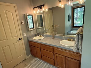 Unclassified image, 4 of 15, button - Nevada City Butternut Retreat (Nevada City)