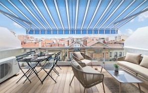 A rooftop terrace with a dining area, seating, and a view of the cityscape. - Apartment next to the beach - 4P (Arcachon)