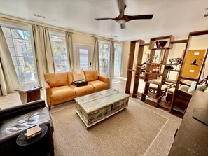 A living room with a sofa, a coffee table, and a bookshelf. - Solost SOMA Little Rock (Little Rock)