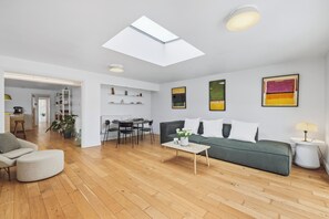 Unclassified image, 3 of 29, button - Stylish Cottage with garden near Mumbles beaches (Newton)