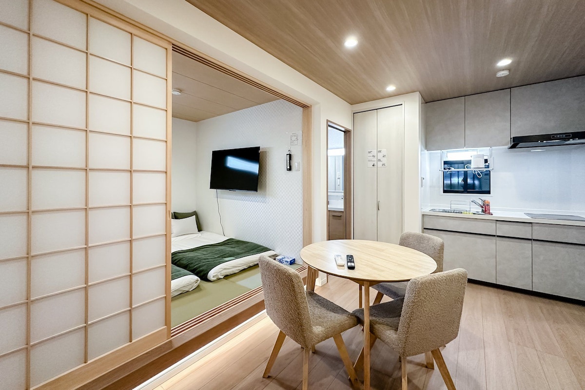 Ein modernes Interieur mit Essbereich, Küche und Schlafzimmer.