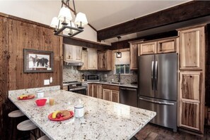 Private kitchen - Big Red Cabin, Midtown 3-bedroom cabin, hot tub, big deck, with AC (Ruidoso)