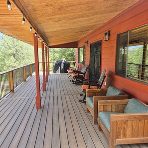 Terrace/patio - Big Red Cabin, Midtown 3-bedroom cabin, hot tub, big deck, with AC (Ruidoso)