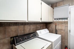 Interior - Big Red Cabin, Midtown 3-bedroom cabin, hot tub, big deck, with AC (Ruidoso)