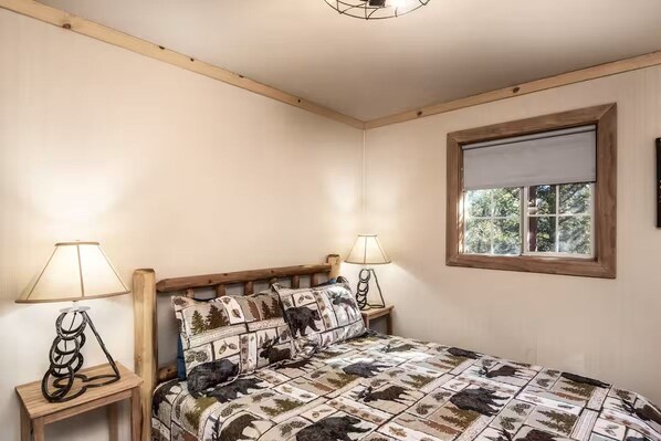 Room - Big Red Cabin, Midtown 3-bedroom cabin, hot tub, big deck, with AC (Ruidoso)