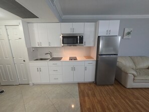 Unclassified image, 5 of 20, button - Bright studio in peaceful Sunny Isles Beach with AC and gym STR01721 (Sunny Isles Beach)