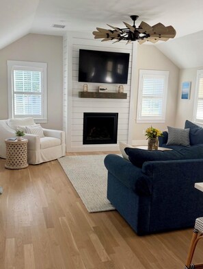 Unclassified image, 5 of 12, button - NEW to Vrbo! Fully renovated Dennis Port coastal retreat - walk to beaches! (Dennis)