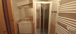 A bathroom with a shower, a sink, and cabinets. - Duplex apartment at the base of the slopes, sleeps 6, 50 m²—Les Saisies—Les Contamines-Montjoie (Hauteluce)