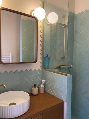 Unclassified image, 5 of 14, button - Vrbo Property (Sète)