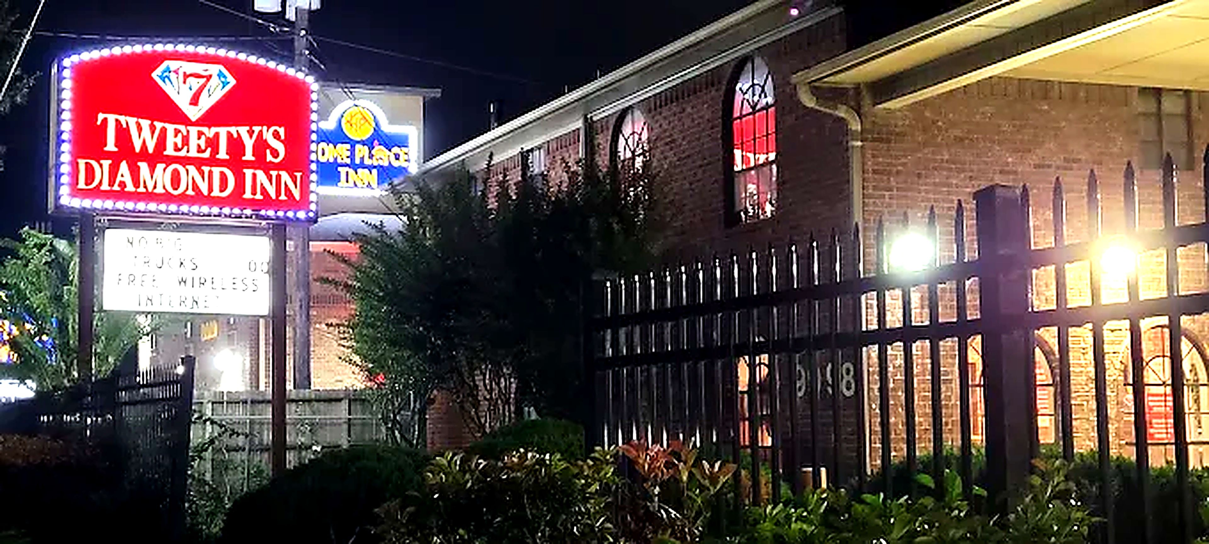 Un edificio con un cartello ben visibile per 'Tweety's Diamond Inn' e un cartello più piccolo per 'One Place to Play'.