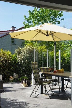 Outdoor dining - Your vacation home with a sauna and charging station on Texel – relaxation, nature, and the sea (De Cocksdorp)