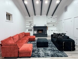 Unclassified image, 5 of 10, button - 3-bedroom house in peaceful Mesa with cool AC and space to relax with family (Mesa)