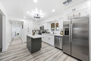 Private kitchen - 3-bedroom house in peaceful Mesa with cool AC and space to relax with family (Mesa)