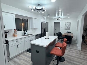 Private kitchen - 3-bedroom house in peaceful Mesa with cool AC and space to relax with family (Mesa)
