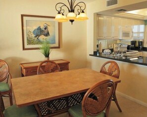 Dining - Cozy 2-bedroom Marco Island condo w/ beach access, pool, & close to restaurants. (Marco Island)