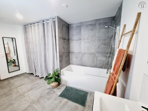 A modern bathroom with a freestanding bathtub, a shower, and a large mirror. - House with pets allowed - 6 guests (Hasnon)