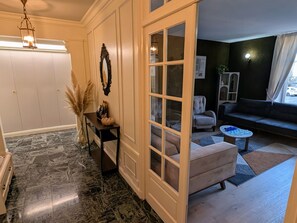 Uma sala de estar moderna com sofá, mesa de centro e lareira.