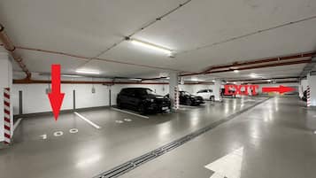 Un estacionamiento de varios niveles con espacios claramente delimitados y flechas direccionales.