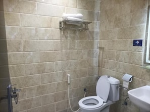 A bathroom with a toilet, a sink, and a shower. - Fouad Ali Al-Ezzi for Serviced Apartments Al-Hawiyah (At Taif)