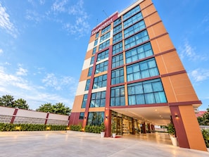 A modern hotel building with a prominent entrance and a covered walkway. - OK Residence Minburi (Bangkok)