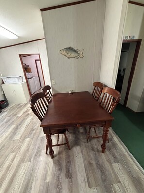 Dining - 3-bedroom cabin with waterfront view located in Mashaw’s Landing & RV campground (Farmerville)