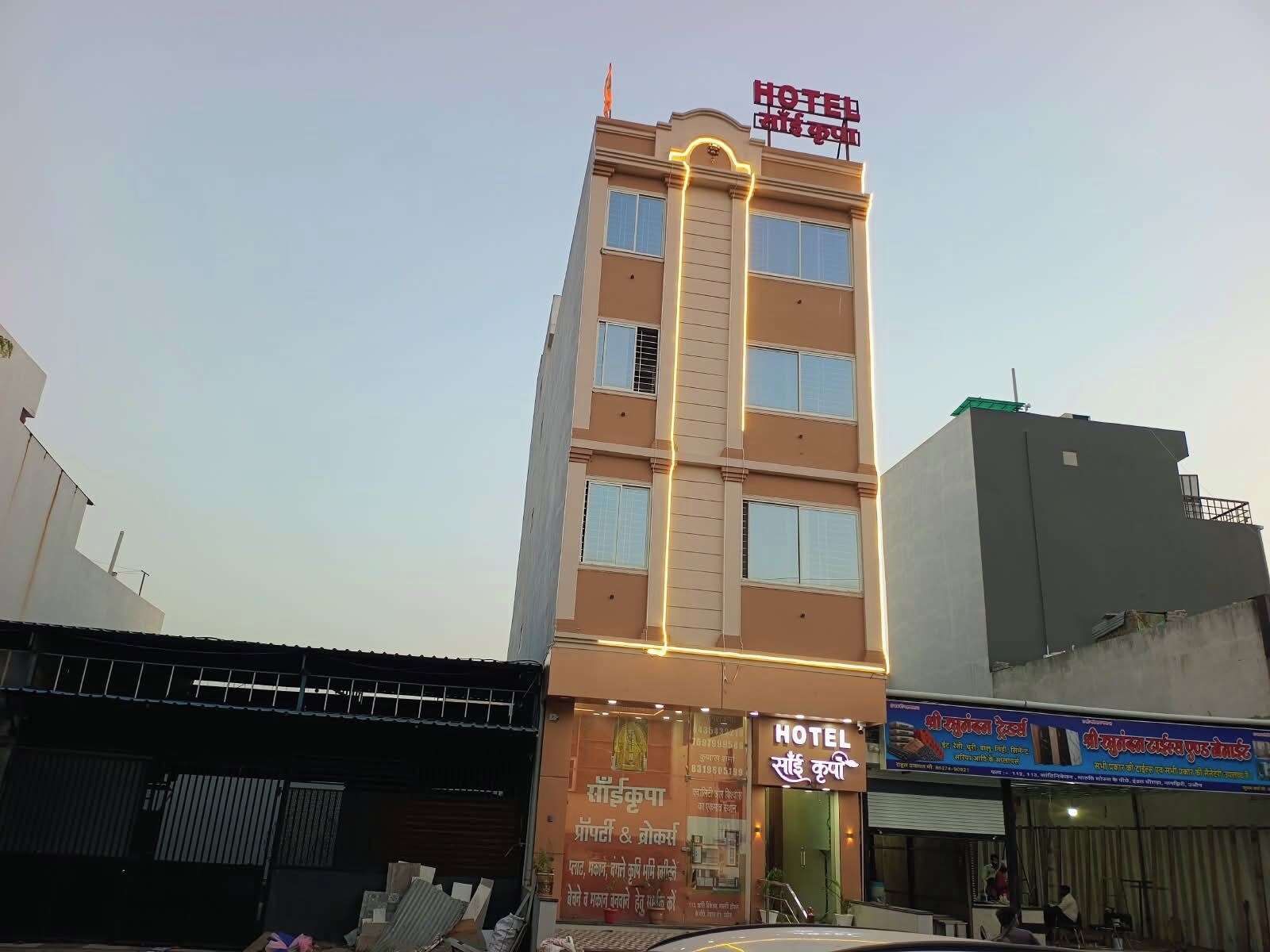 Un edificio di un hotel su più piani, con un cartello che indica che si tratta di un hotel.