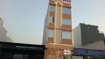 Un edificio di un hotel su più piani, con un cartello che indica che si tratta di un hotel.