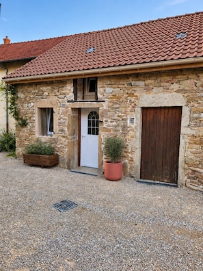 Exterior detail - A charming little stone cottage - Les Écuries Blanc-Boyer (Hières-sur-Amby)