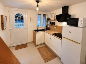 Private kitchen - A charming little stone cottage - Les Écuries Blanc-Boyer (Hières-sur-Amby)