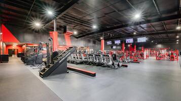 Equipamiento de fitness en la habitación